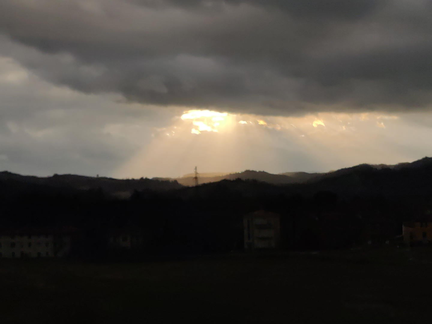 foto del sole che spunta da dietro le nuvolette