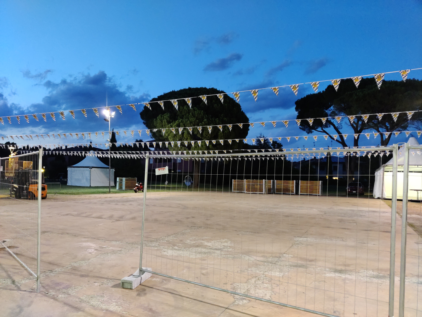 foto di una festa all'aperto